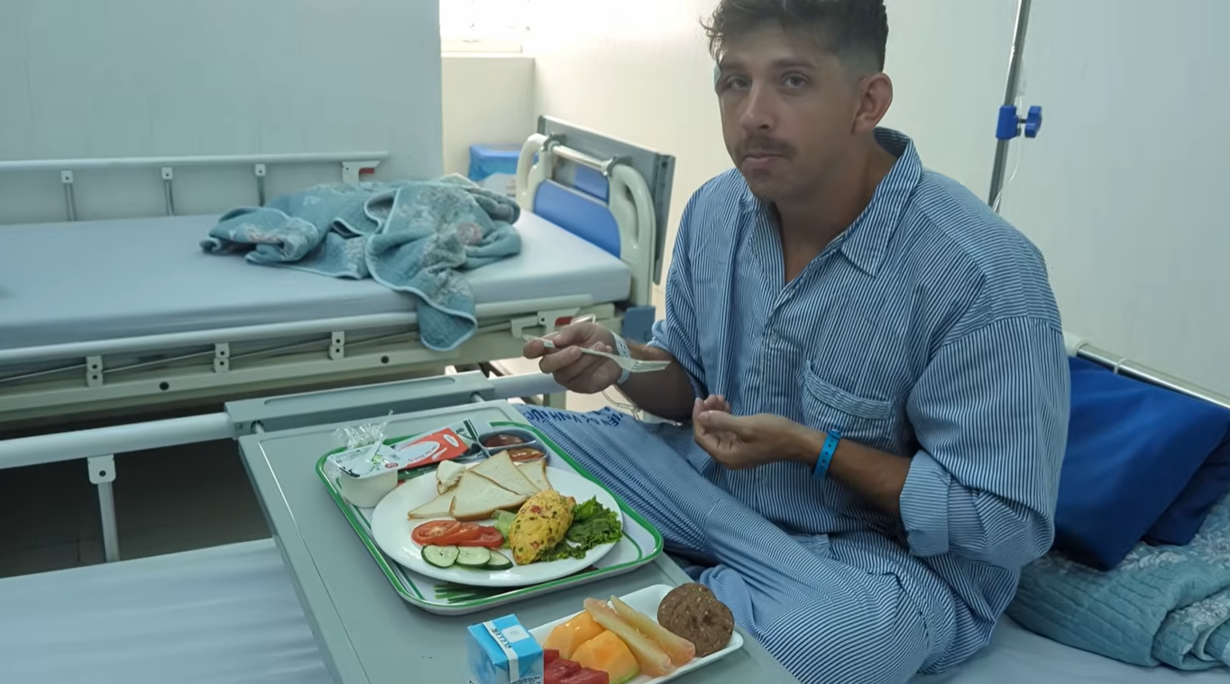 Kh&aacute;ch T&acirc;y phẫu thuật tại 1 bệnh viện ở Đ&agrave; Nẵng: "Nếu l&agrave;m ở Mỹ, t&ocirc;i sẽ phải nợ nần chồng chất trong &iacute;t nhất 10 năm"- Ảnh 4.