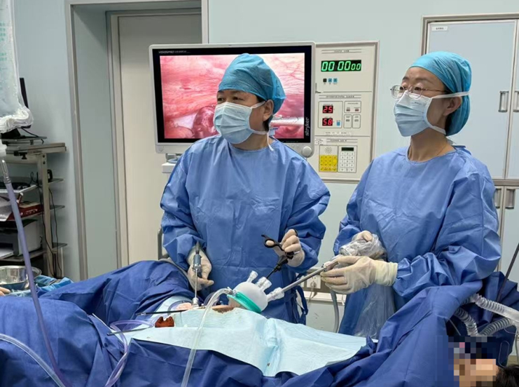 Bụng to như mang bầu, người phụ nữ ph&aacute;t hiện 50 khối u nặng 3kg trong cơ thể, b&aacute;c sĩ cảnh b&aacute;o: Đừng chủ quan với 1 triệu chứng- Ảnh 1.