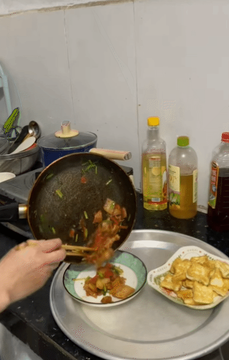 Chi tiêu tiết kiệm 200.000 đồng cho cả tuần ở Hà Nội: Bữa cơm gia đình đầy ý nghĩa - Ảnh 10. Chi tiêu tiết kiệm 200.000 đồng cho cả tuần ở Hà Nội: Bữa cơm gia đình đầy ý nghĩa - Ảnh 10.