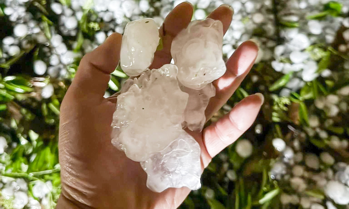 L&agrave;o Cai: Mưa đ&aacute; trong đ&ecirc;m l&agrave;m sập nh&agrave; s&agrave;n, 4 người bị thương- Ảnh 1.