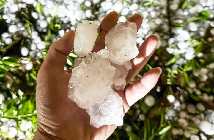 Chiều tối nay nhiều nơi đ&oacute;n mưa d&ocirc;ng, nguy cơ lốc s&eacute;t k&egrave;m mưa đ&aacute;- Ảnh 1.