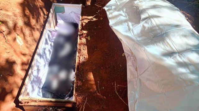 Sau 2 tuần an t&aacute;ng, gia đ&igrave;nh sững sờ khi người đ&agrave;n &ocirc;ng &ldquo;đ&atilde; chết&rdquo; bất ngờ bước v&agrave;o nh&agrave;- Ảnh 2.