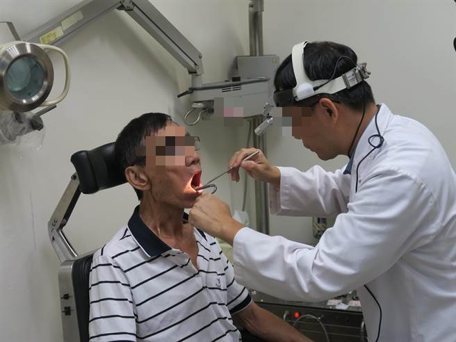 Người đ&agrave;n &ocirc;ng ph&aacute;t hiện mắc 4 loại ung thư c&ugrave;ng l&uacute;c khi kh&aacute;m đau họng, b&aacute;c sĩ thở d&agrave;i: "Bỏ ngay 3 việc d&ugrave; th&iacute;ch mấy" - Ảnh 1.