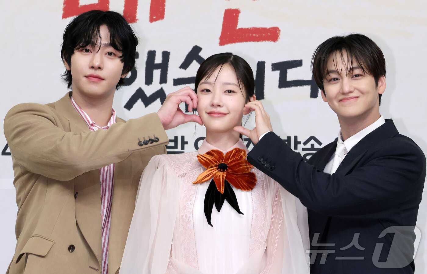 Kim Bum l&agrave; "ma c&agrave; rồng" hay sao m&agrave; trẻ m&atilde;i kh&ocirc;ng gi&agrave; thế n&agrave;y?- Ảnh 6.