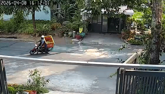 Sự cợt nhả của shipper khi biết kh&aacute;ch đang đợi h&agrave;ng về: Nếu kh&ocirc;ng c&oacute; camera ghi lại, kh&ocirc;ng ai d&aacute;m tin- Ảnh 1.