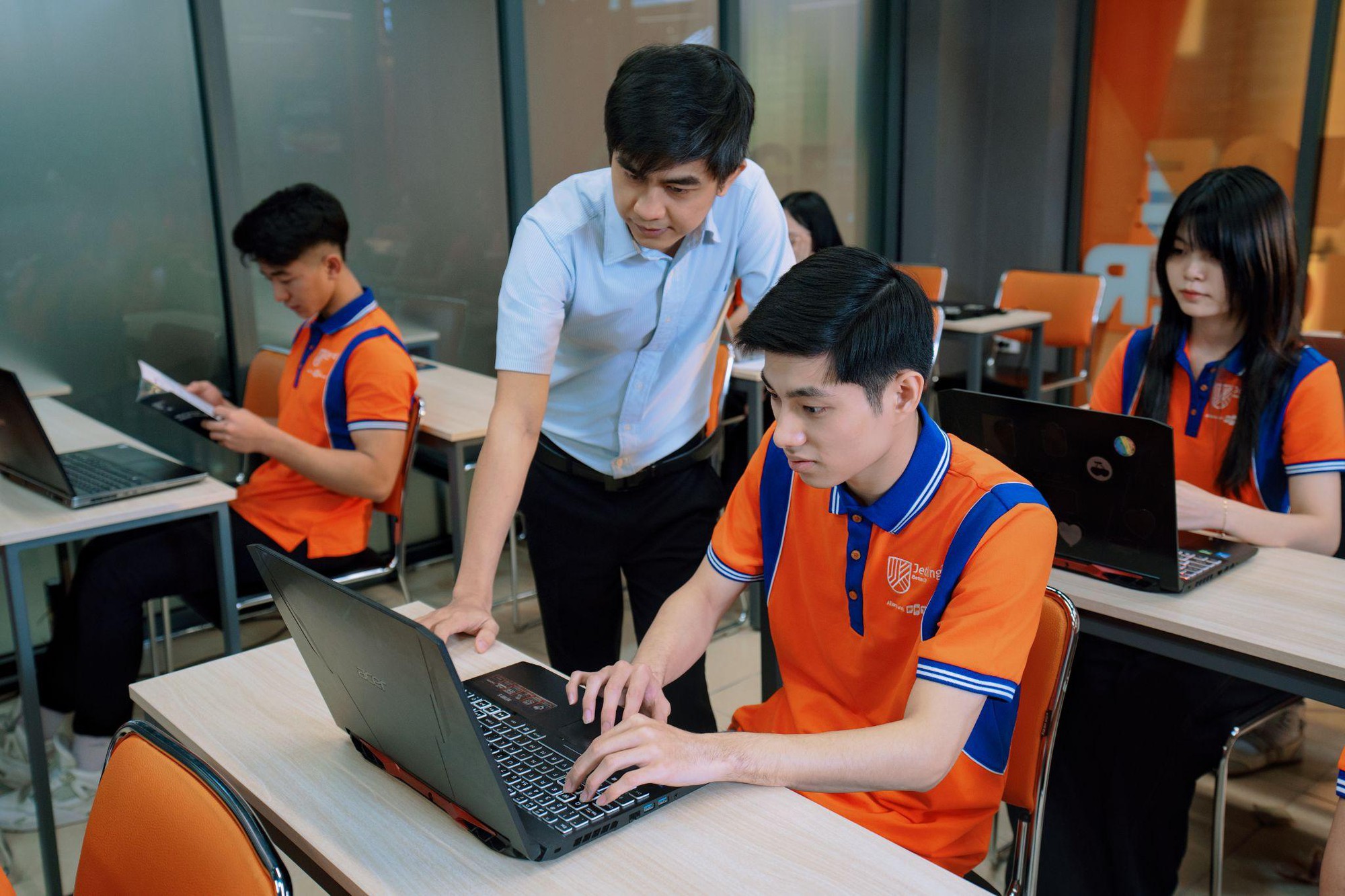 Đi làm thử trước khi học thật: Gen Z rủ nhau “test nghề” tại OPEN Z 2026 - Ảnh 4. Đi làm thử trước khi học thật: Gen Z rủ nhau “test nghề” tại OPEN Z 2026 - Ảnh 4.