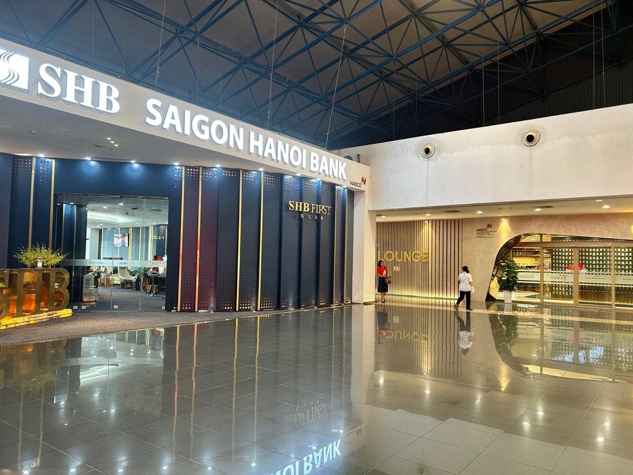 Điều kiện v&agrave;o ph&ograve;ng chờ s&acirc;n bay ri&ecirc;ng của Vietcombank, VPBank hay SHB dễ nhất hiện nay?- Ảnh 1.