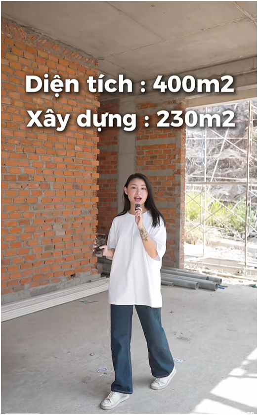 TikToker 23 tuổi khoe x&acirc;y nh&agrave; tr&ecirc;n mảnh đất 400m2 hướng mặt ra biển, mới nh&igrave;n phần th&ocirc; netizen khẳng định: Đ&acirc;y l&agrave; villa chứ nh&agrave; g&igrave;! - Ảnh 1.