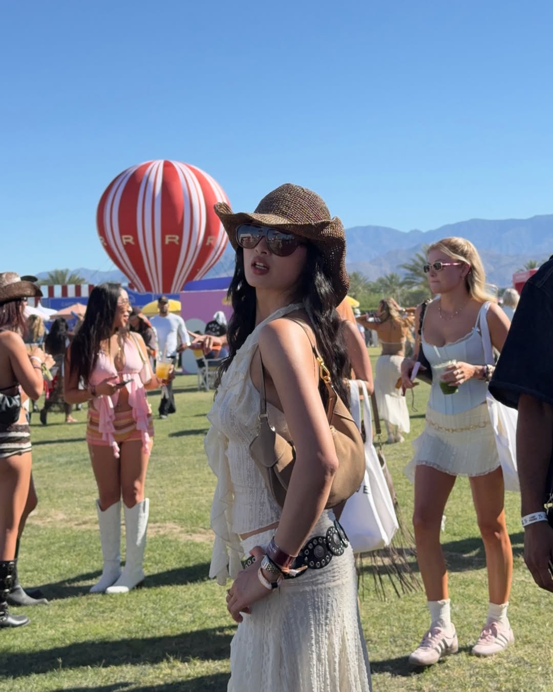 Ảnh g&aacute;i xinh mặc đơn giản thả d&aacute;ng tr&ecirc;n b&atilde;i cỏ nhận hơn 50 ng&agrave;n tim, xem profile c&ograve;n đỉnh hơn nữa- Ảnh 3.