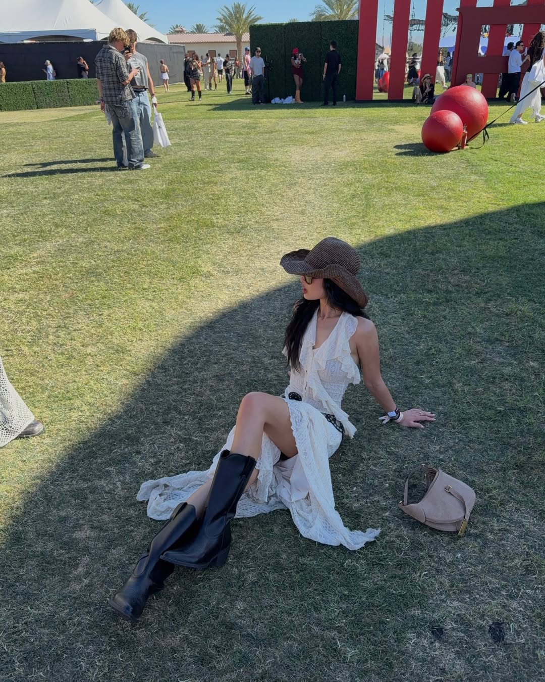 Ảnh g&aacute;i xinh mặc đơn giản thả d&aacute;ng tr&ecirc;n b&atilde;i cỏ nhận hơn 50 ng&agrave;n tim, xem profile c&ograve;n đỉnh hơn nữa- Ảnh 2.