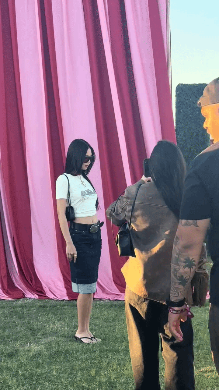 Guốc xỏ ng&oacute;n khuấy đảo h&egrave; 2026: M&oacute;n đồ từng bị ch&ecirc; kh&oacute; ngấm bỗng "c&agrave;n qu&eacute;t" tủ đồ của hội mặc đẹp to&agrave;n cầu - Ảnh 3.