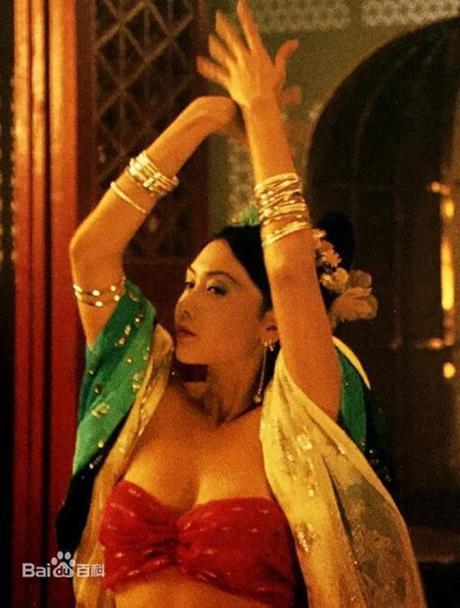 Nữ thần gợi cảm bậc nhất Hong Kong khiến Th&agrave;nh Long, Ch&acirc;u Tinh Tr&igrave; say đắm- Ảnh 2.