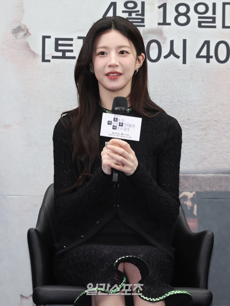 Mỹ nh&acirc;n mang gương mặt định h&igrave;nh thẩm mỹ của cả H&agrave;n Quốc: Visual tuyệt t&aacute;c ph&ograve;ng mổ, đẹp kh&ocirc;ng thể tả nổi- Ảnh 2.