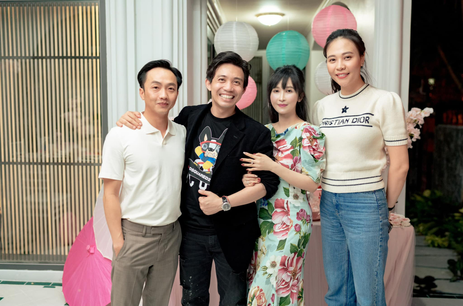 Chuyện g&igrave; tr&ecirc;n m&aacute;y bay m&agrave; Cường Đ&ocirc; La phải "tag" thẳng vợ Minh Nhựa? - Ảnh 15.