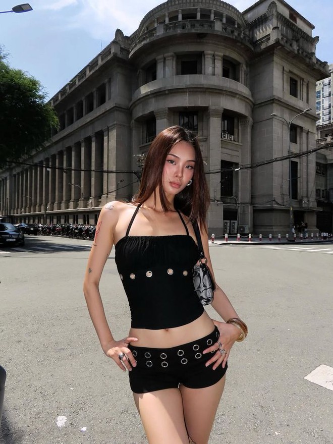 Trend quần short si&ecirc;u ngắn "c&oacute; biến": D&acirc;n t&igrave;nh lấy b&uacute;t bi đo thử v&agrave; c&aacute;i kết g&acirc;y b&agrave;n luận lớn- Ảnh 1.