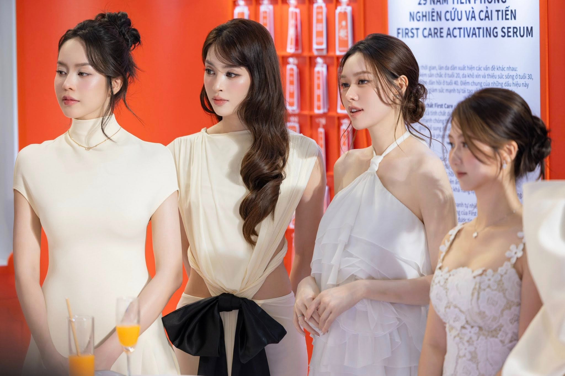 Đứng cạnh Tiểu Vy l&ugrave;n hơn hẳn 20cm, nhưng tiểu thư n&agrave;y c&oacute; khu&ocirc;n mặt đẹp đến mức chẳng cần chiều cao nữa - Ảnh 4.