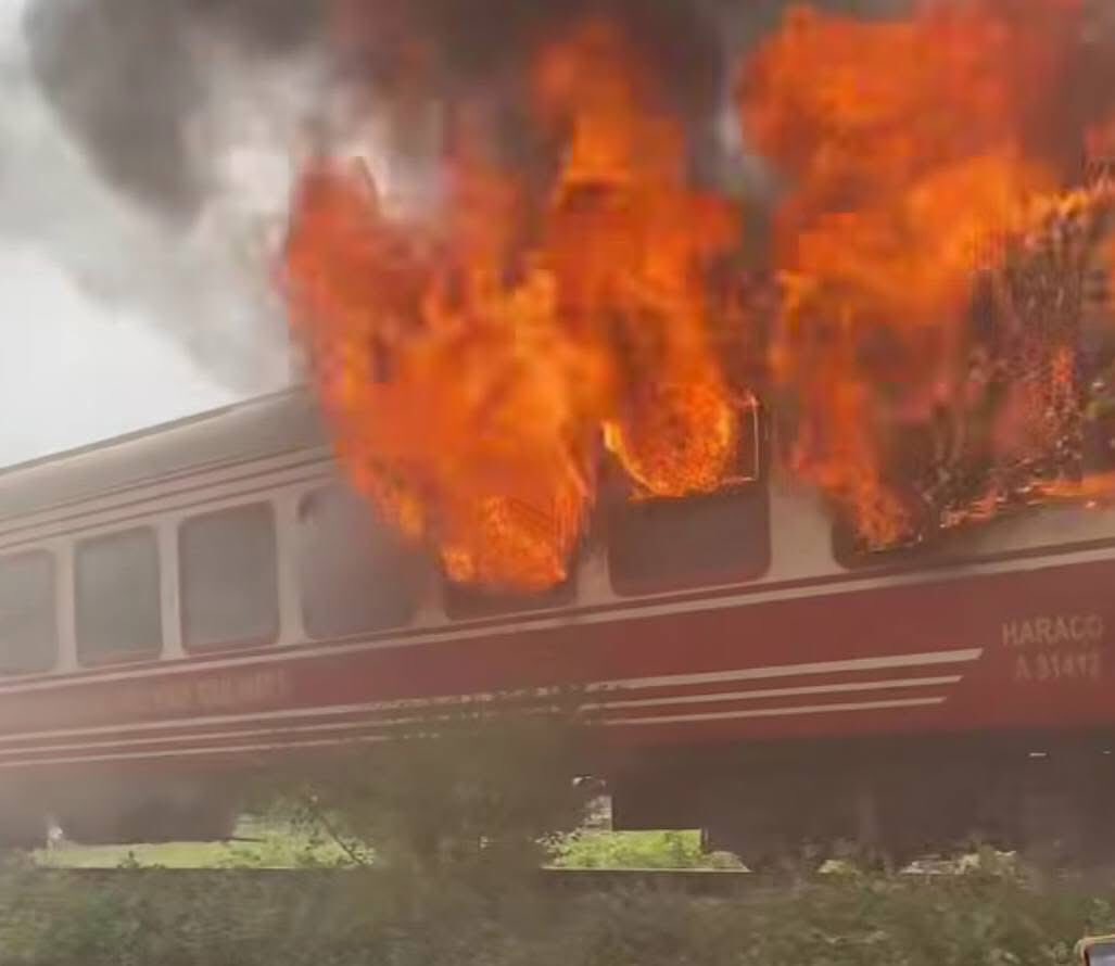 Hiện trường vụ t&agrave;u kh&aacute;ch H&agrave; Nội - Hải Ph&ograve;ng ch&aacute;y 2 toa khi đang chạy, cột kh&oacute;i đen bốc cao ng&ugrave;n ngụt - Ảnh 5.