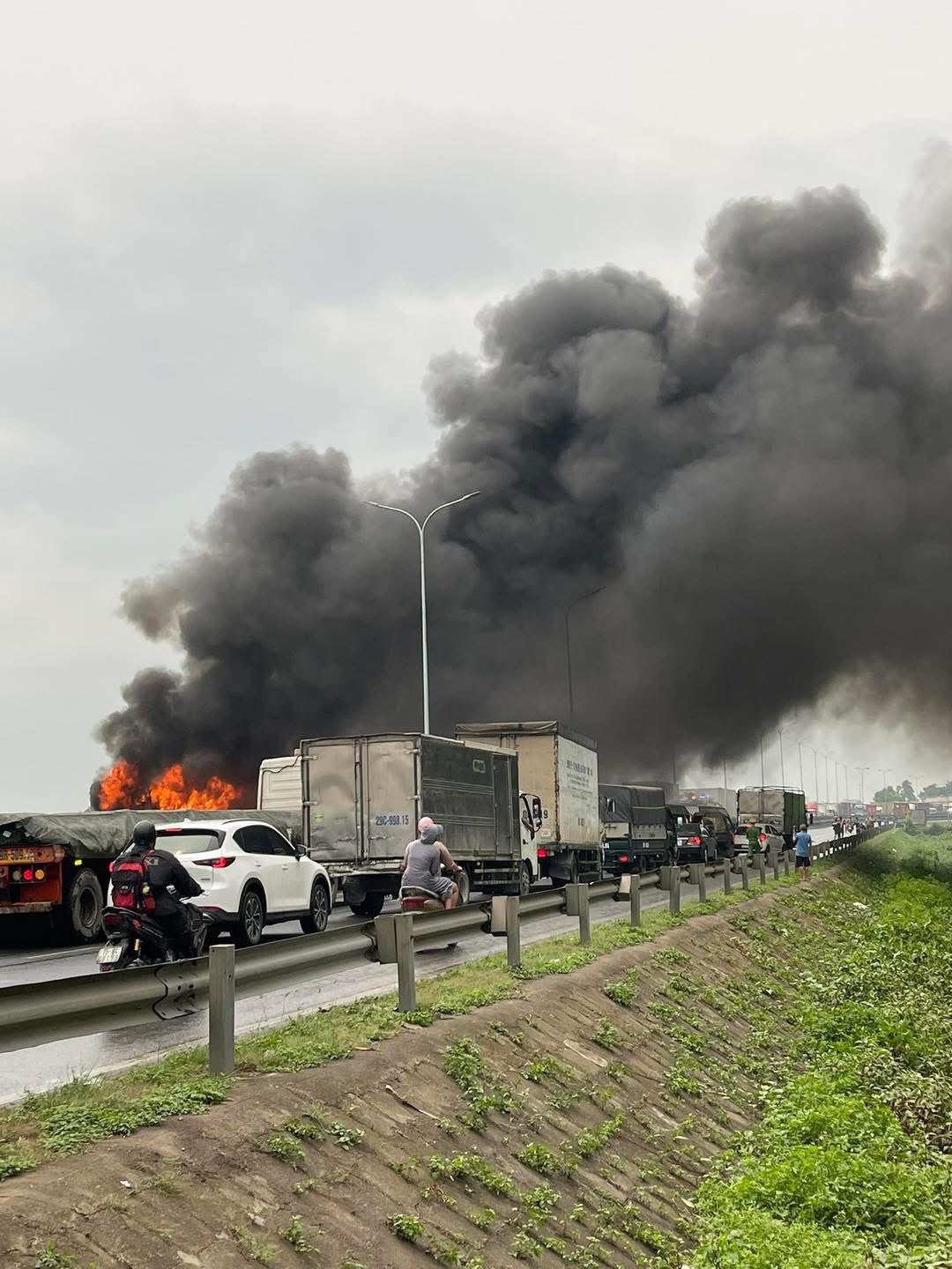 Hiện trường vụ t&agrave;u kh&aacute;ch H&agrave; Nội - Hải Ph&ograve;ng ch&aacute;y 2 toa khi đang chạy, cột kh&oacute;i đen bốc cao ng&ugrave;n ngụt - Ảnh 3.