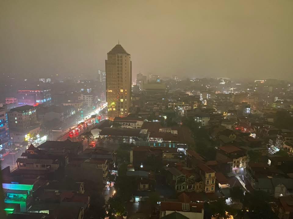 Cảnh tượng kỳ lạ 7h s&aacute;ng ở Th&aacute;i Nguy&ecirc;n: Trời vẫn tối đen như mực, người d&acirc;n phải bật đ&egrave;n pha di chuyền- Ảnh 5.