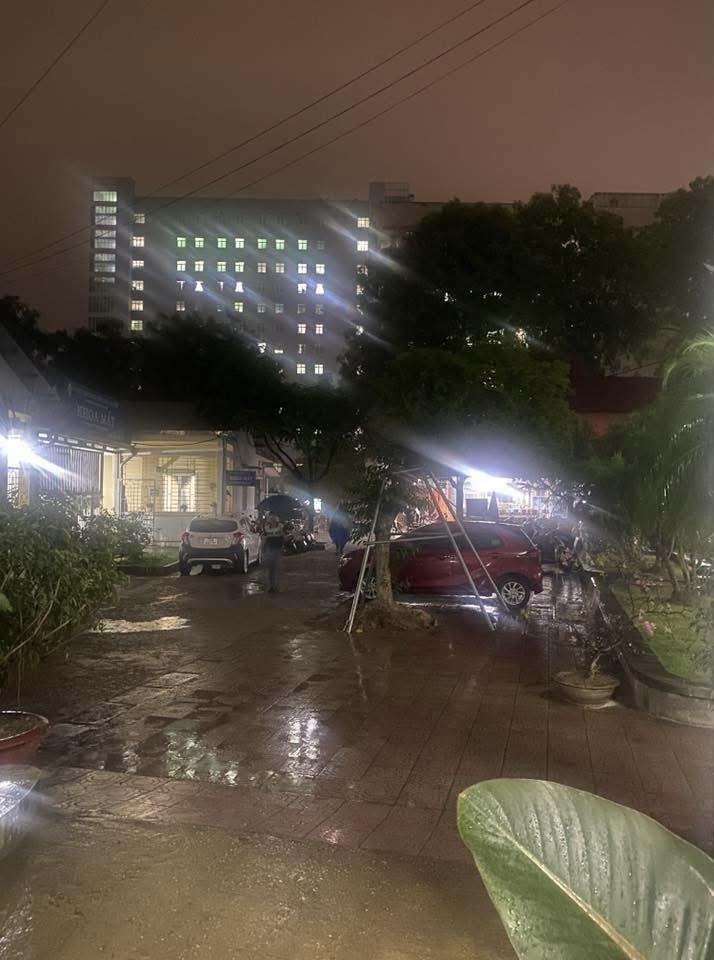 Cảnh tượng kỳ lạ 7h s&aacute;ng ở Th&aacute;i Nguy&ecirc;n: Trời vẫn tối đen như mực, người d&acirc;n phải bật đ&egrave;n pha di chuyền- Ảnh 6.