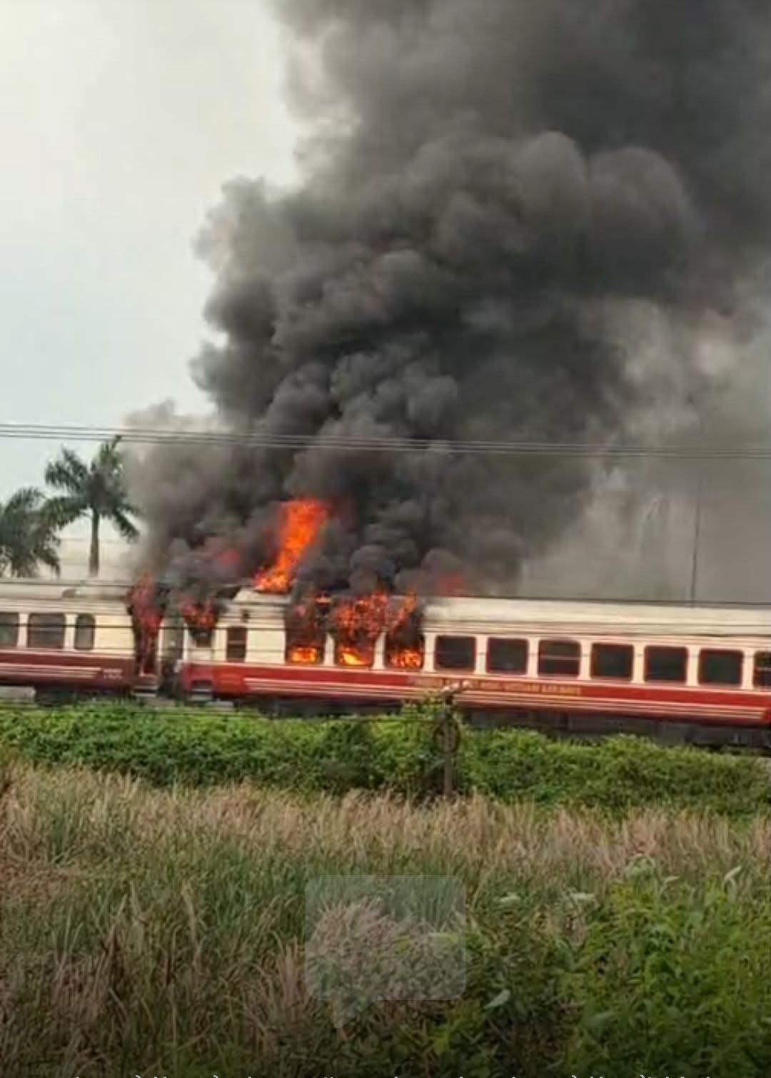 Hiện trường vụ t&agrave;u kh&aacute;ch H&agrave; Nội - Hải Ph&ograve;ng ch&aacute;y 2 toa khi đang chạy, cột kh&oacute;i đen bốc cao ng&ugrave;n ngụt - Ảnh 6.