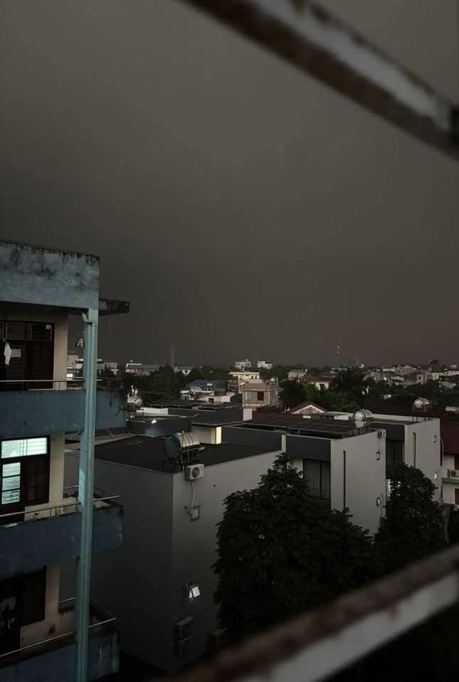 Cảnh tượng kỳ lạ 7h s&aacute;ng ở Th&aacute;i Nguy&ecirc;n: Trời vẫn tối đen như mực, người d&acirc;n phải bật đ&egrave;n pha di chuyền- Ảnh 4.