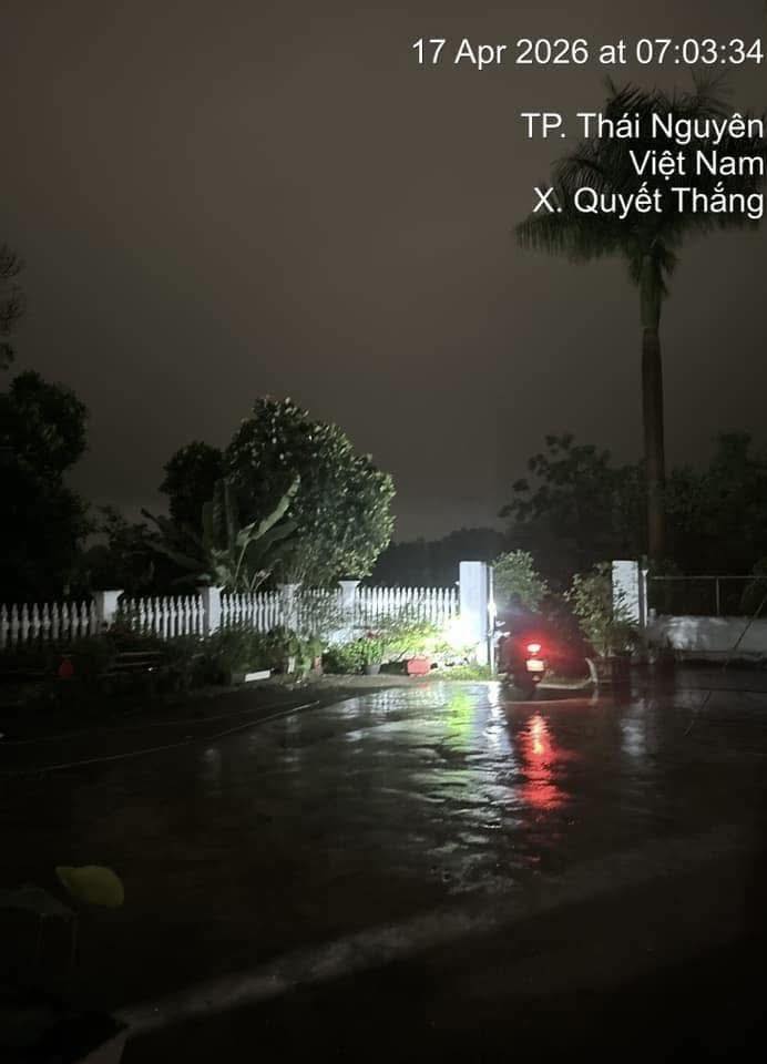 Cảnh tượng kỳ lạ 7h s&aacute;ng ở Th&aacute;i Nguy&ecirc;n: Trời vẫn tối đen như mực, người d&acirc;n phải bật đ&egrave;n pha di chuyền- Ảnh 3.