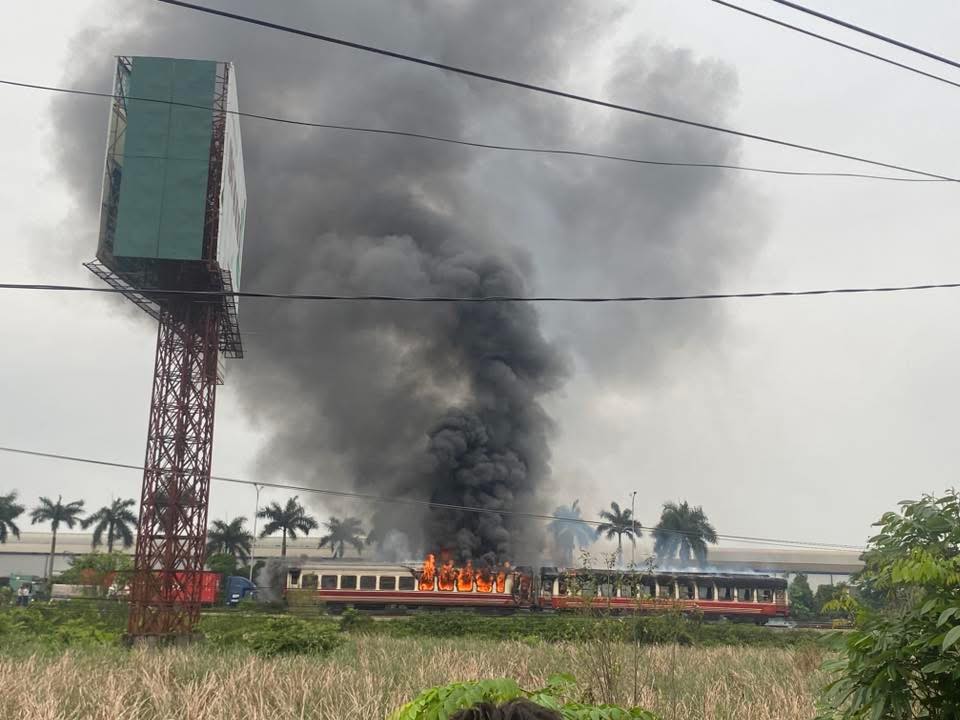 Hiện trường vụ t&agrave;u kh&aacute;ch H&agrave; Nội - Hải Ph&ograve;ng ch&aacute;y 2 toa khi đang chạy, cột kh&oacute;i đen bốc cao ng&ugrave;n ngụt - Ảnh 1.