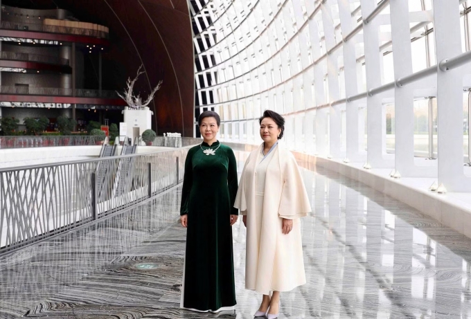 C&ocirc;ng tr&igrave;nh phu nh&acirc;n TBT T&ocirc; L&acirc;m vừa thăm: Bao quanh bởi hồ nh&acirc;n tạo, c&oacute; lối v&agrave;o qua h&agrave;nh lang ngầm - Ảnh 1.