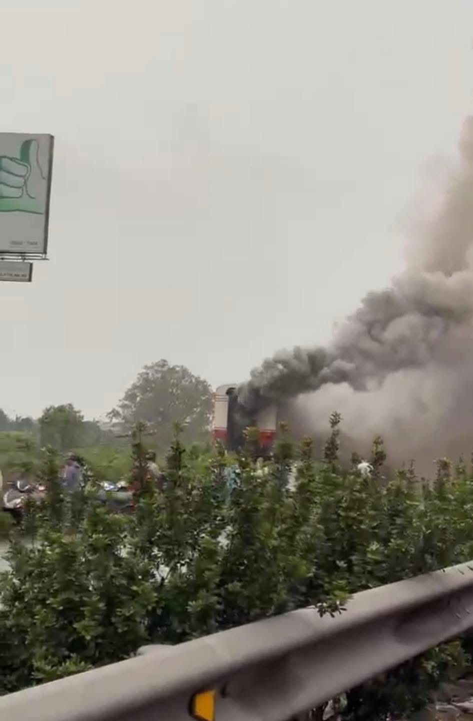 Hiện trường vụ t&agrave;u kh&aacute;ch H&agrave; Nội - Hải Ph&ograve;ng ch&aacute;y 2 toa khi đang chạy, cột kh&oacute;i đen bốc cao ng&ugrave;n ngụt - Ảnh 4.