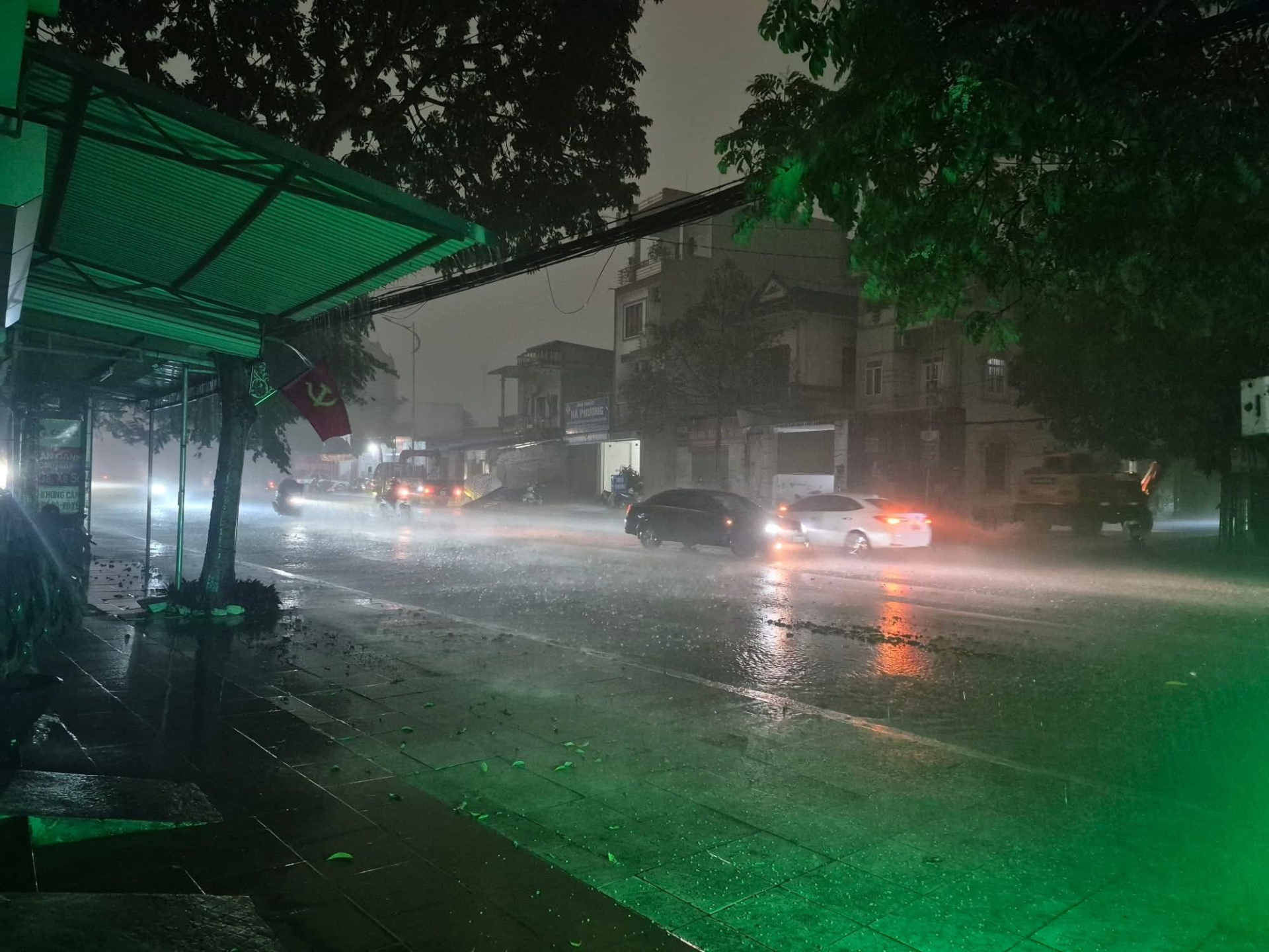 Cảnh tượng kỳ lạ 7h s&aacute;ng ở Th&aacute;i Nguy&ecirc;n: Trời vẫn tối đen như mực, người d&acirc;n phải bật đ&egrave;n pha di chuyền- Ảnh 2.