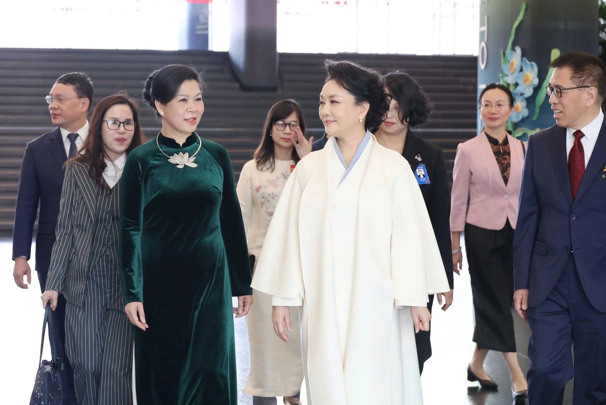 C&ocirc;ng tr&igrave;nh phu nh&acirc;n TBT T&ocirc; L&acirc;m vừa thăm: Bao quanh bởi hồ nh&acirc;n tạo, c&oacute; lối v&agrave;o qua h&agrave;nh lang ngầm - Ảnh 2.