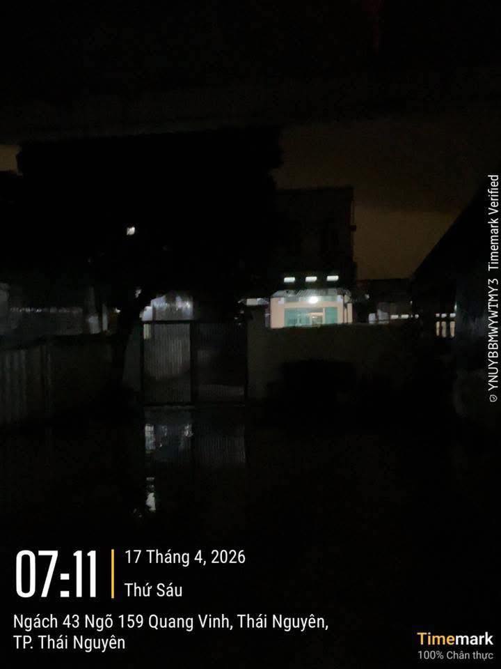 Cảnh tượng kỳ lạ 7h s&aacute;ng ở Th&aacute;i Nguy&ecirc;n: Trời vẫn tối đen như mực, người d&acirc;n phải bật đ&egrave;n pha di chuyền- Ảnh 1.