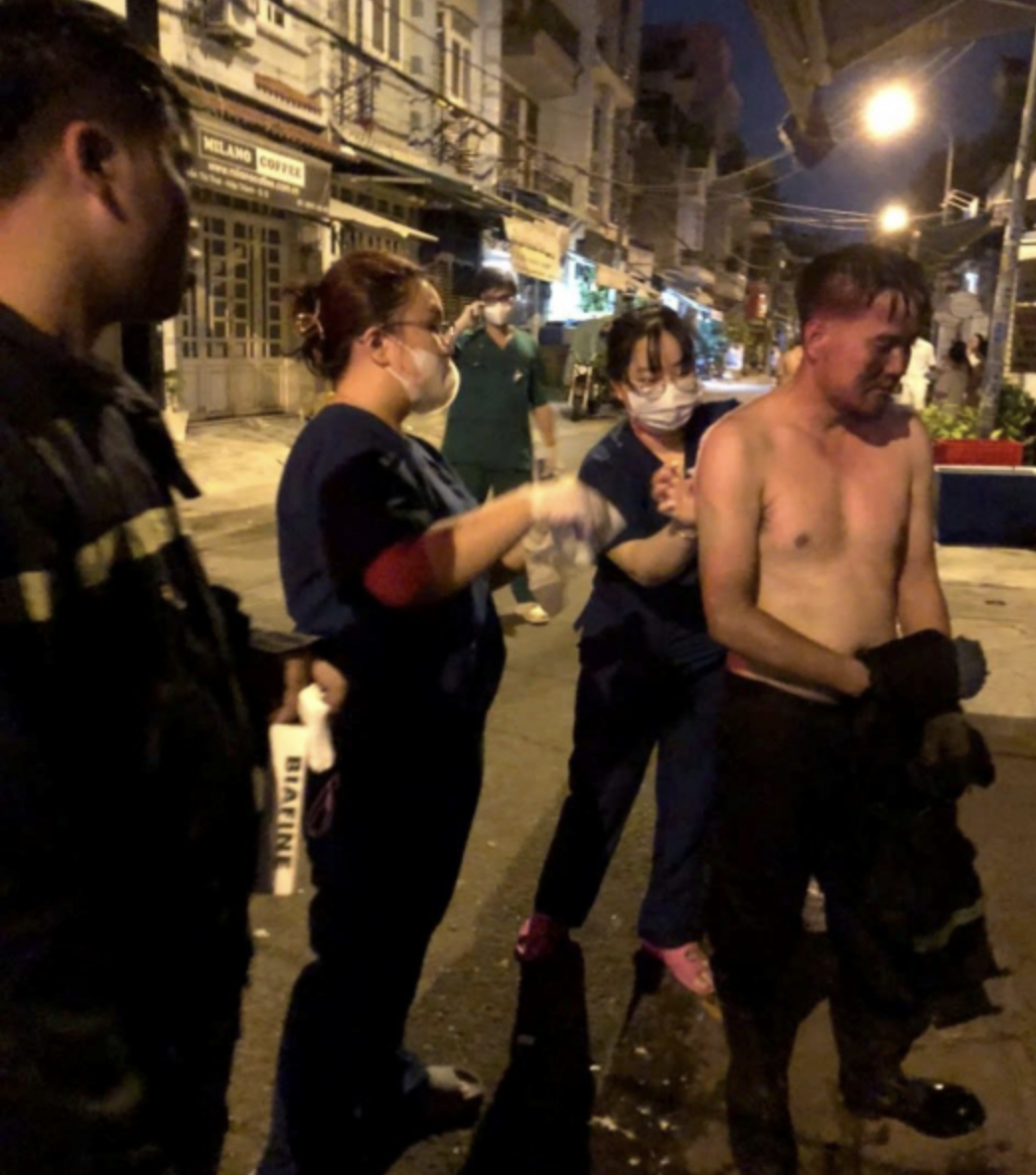 Đại u&yacute; c&ocirc;ng an ở TPHCM cứu ch&aacute;u b&eacute; 13 th&aacute;ng tuổi đốn tim mạng x&atilde; hội   - Ảnh 4.