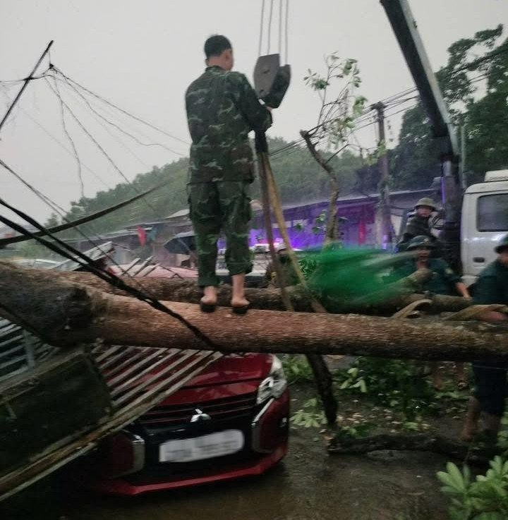 Cơ quan khí tượng nói gì về bầu trời tối sầm sáng nay 17-4 ở Hà Nội? - Ảnh 1.