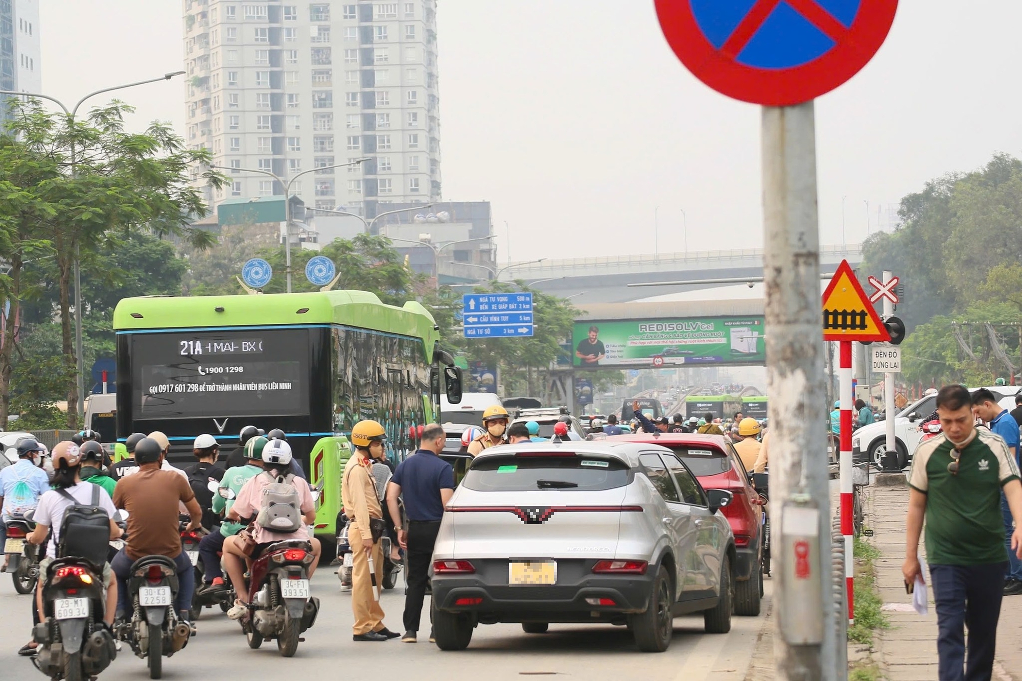 CSGT H&agrave; Nội đồng loạt ra qu&acirc;n xử l&yacute; 1 lỗi vi phạm phổ biến, tất cả c&aacute;c t&agrave;i xế ch&uacute; &yacute; - Ảnh 1.