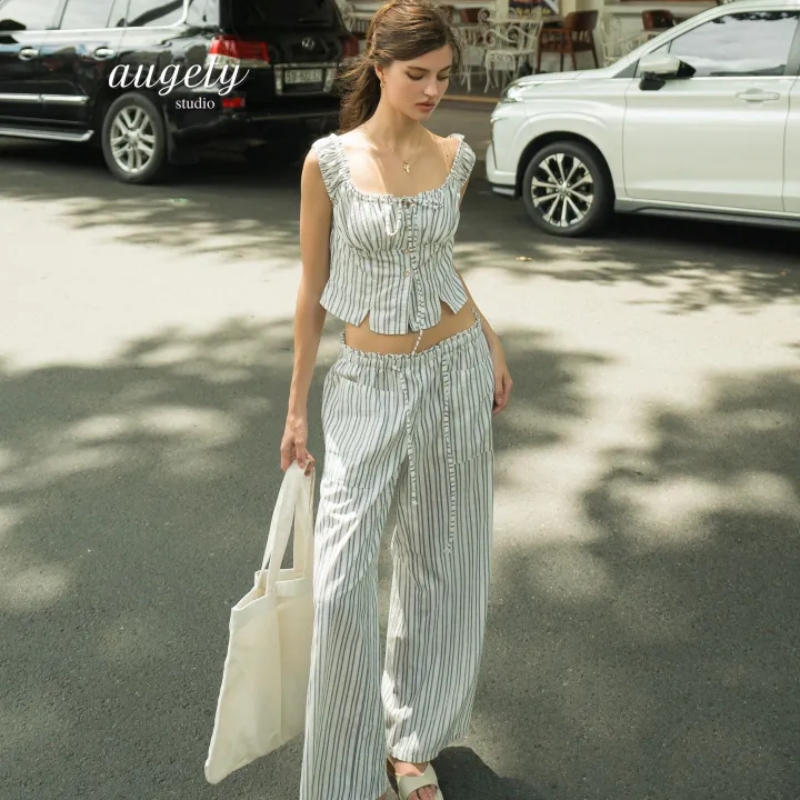 Kh&ocirc;ng logo, kh&ocirc;ng cầu kỳ: Linen ch&iacute;nh l&agrave; &ldquo;vũ kh&iacute; gi&agrave;u ngầm&rdquo; của m&ugrave;a h&egrave; 2026 - Ảnh 10.