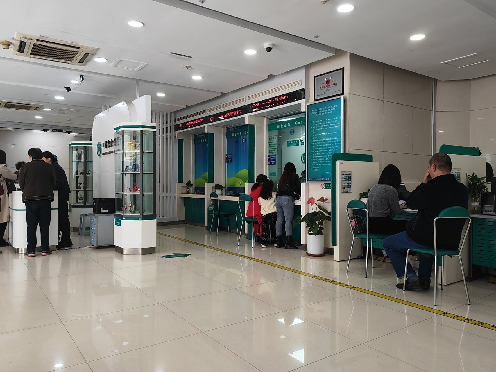 Ra ng&acirc;n h&agrave;ng xin r&uacute;t 579 triệu đồng từ t&agrave;i khoản của người cha qu&aacute; cố, người đ&agrave;n &ocirc;ng bị nh&acirc;n vi&ecirc;n từ chối: &ldquo;Ch&uacute;ng t&ocirc;i chỉ l&agrave;m theo quy định&rdquo;- Ảnh 2.