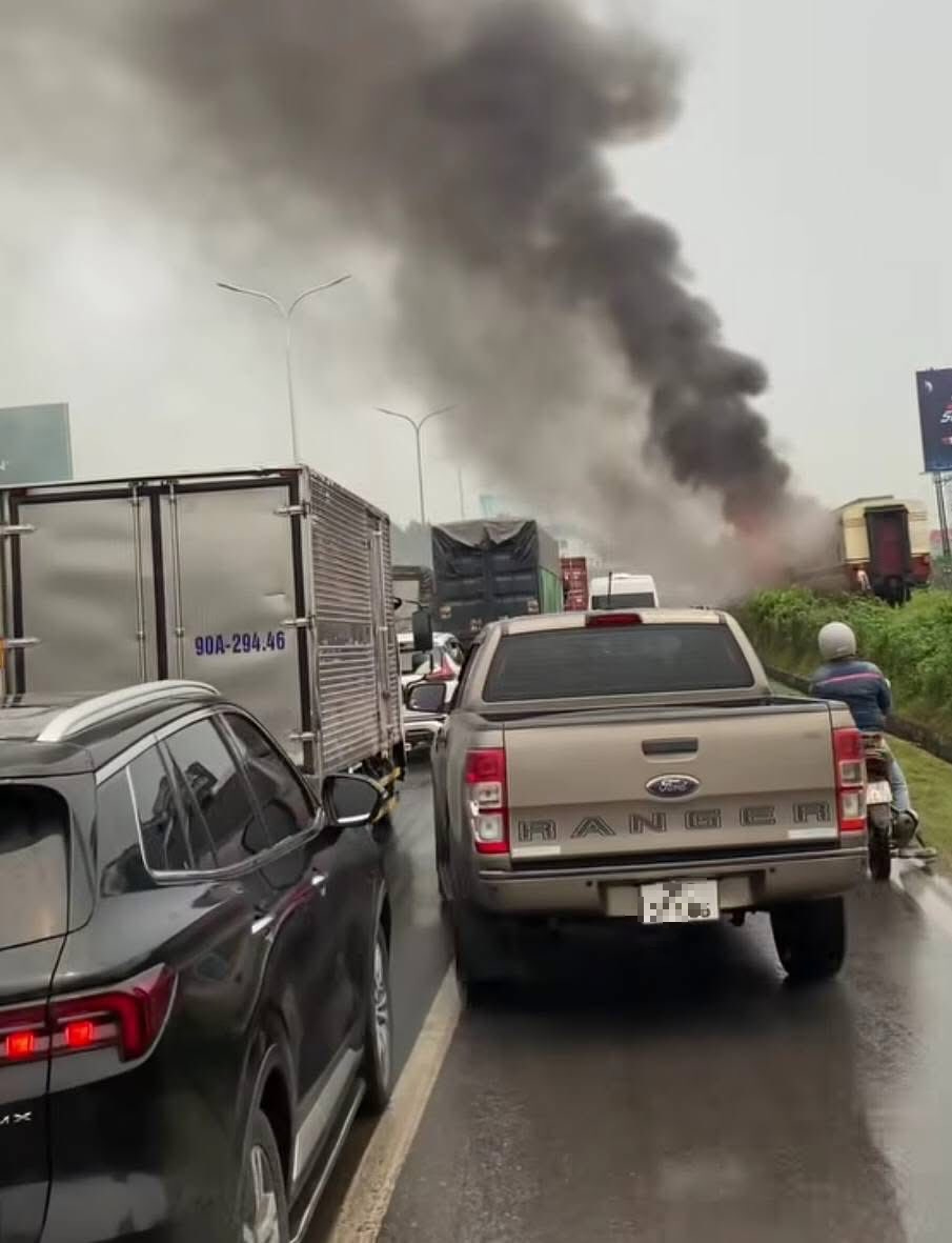 Hiện trường vụ t&agrave;u kh&aacute;ch H&agrave; Nội - Hải Ph&ograve;ng ch&aacute;y 2 toa khi đang chạy, cột kh&oacute;i đen bốc cao ng&ugrave;n ngụt - Ảnh 2.