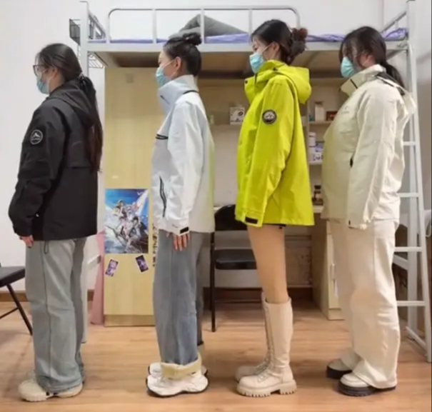 Bức ảnh 4 nữ sinh c&ugrave;ng c&acirc;u hỏi: Đo&aacute;n xem ai nh&agrave; gi&agrave;u, ai nh&agrave; ngh&egrave;o thổi b&ugrave;ng tranh c&atilde;i!- Ảnh 1.