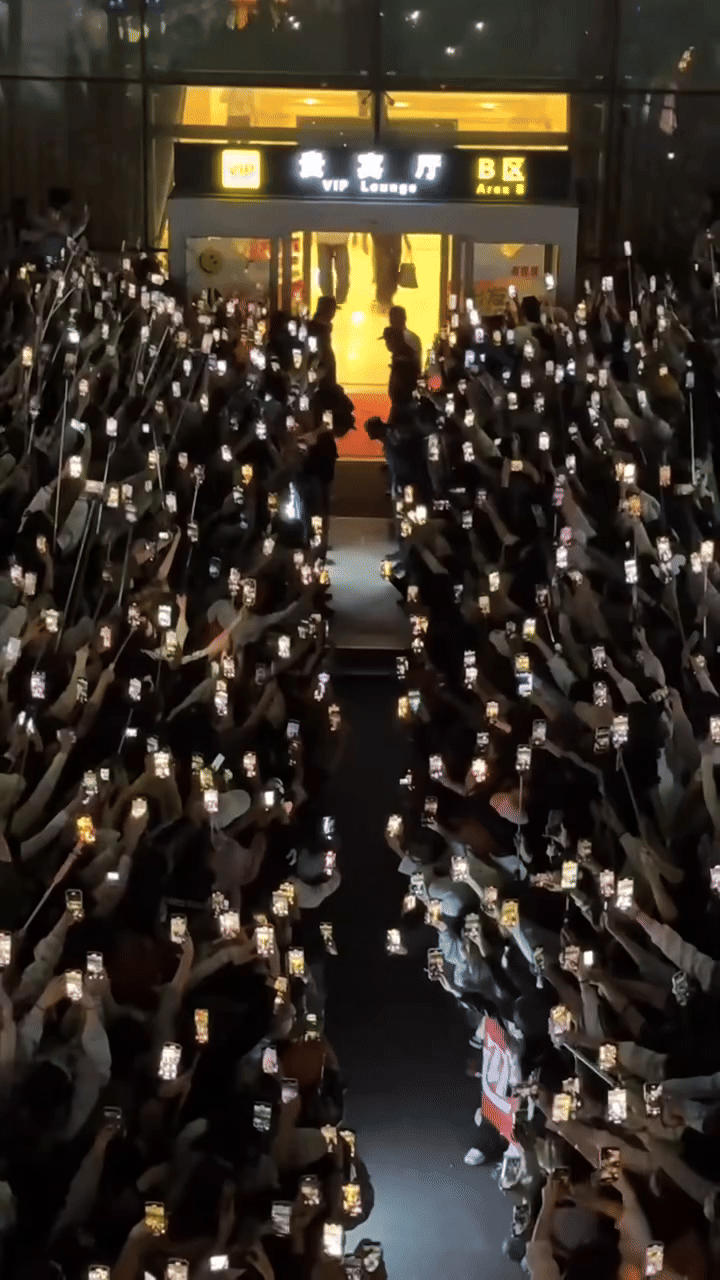 Khủng khiếp cảnh biển người chen k&iacute;n 5 tầng lầu trung t&acirc;m thương mại, mọi thứ n&aacute;o loạn v&igrave; Trương Lăng H&aacute;ch xuất hiện- Ảnh 9.