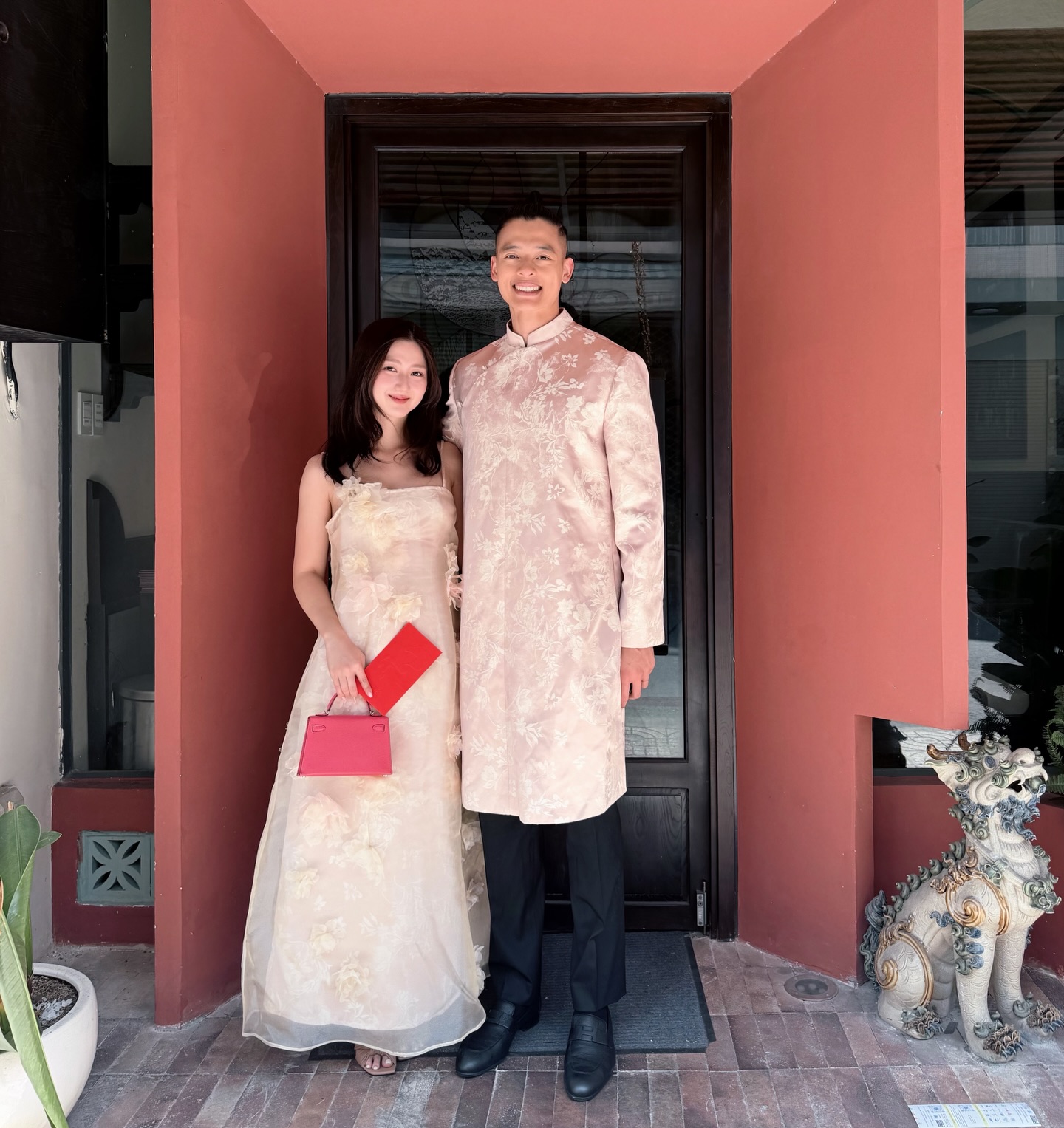 Đứng cạnh Tiểu Vy l&ugrave;n hơn hẳn 20cm, nhưng tiểu thư n&agrave;y c&oacute; khu&ocirc;n mặt đẹp đến mức chẳng cần chiều cao nữa - Ảnh 7.