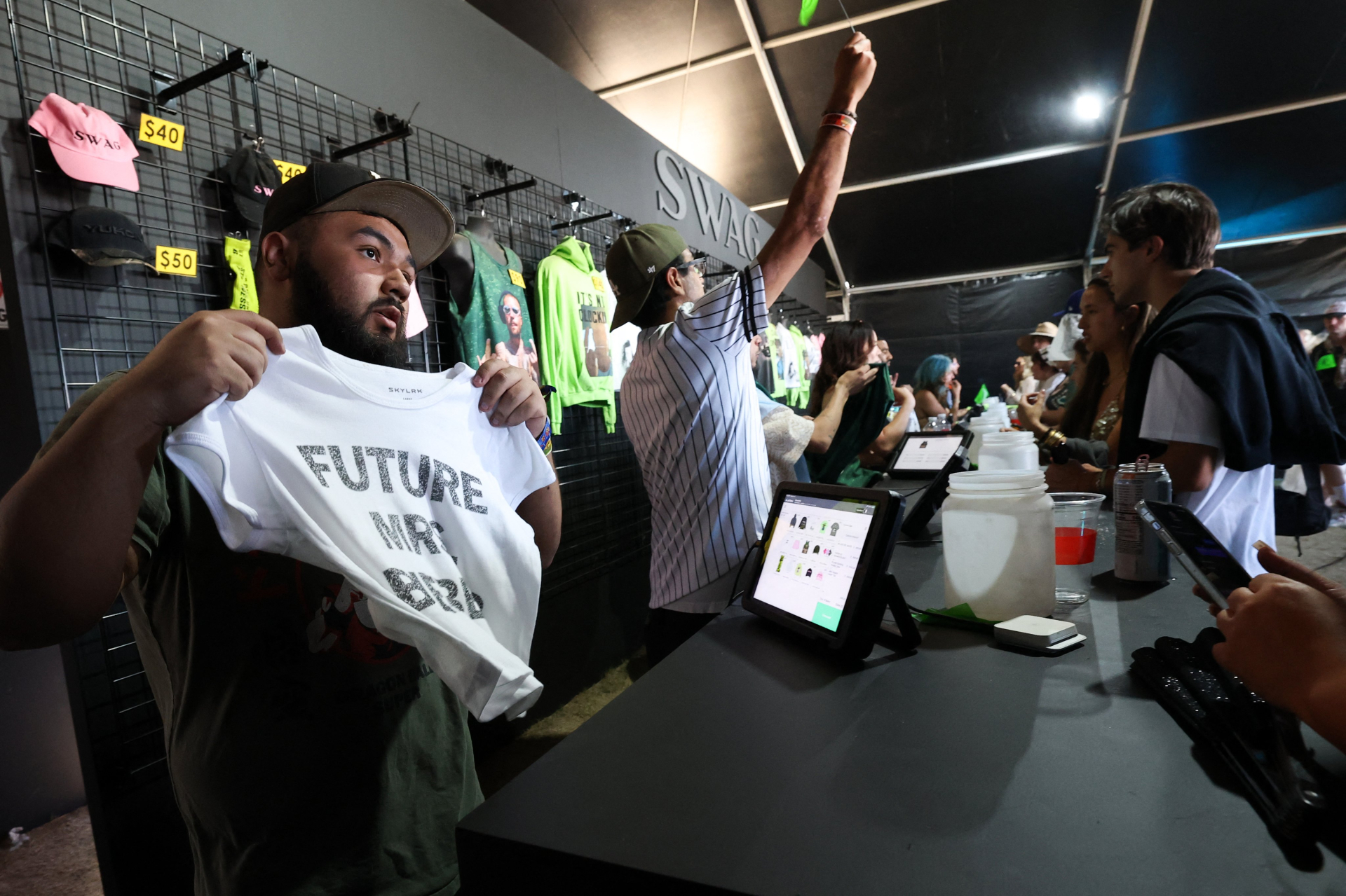 Ch&ecirc; th&igrave; cứ ch&ecirc;, Justin Bieber lập kỷ lục thu về 132 tỷ đồng từ việc b&aacute;n quần &aacute;o ở Coachella- Ảnh 6.