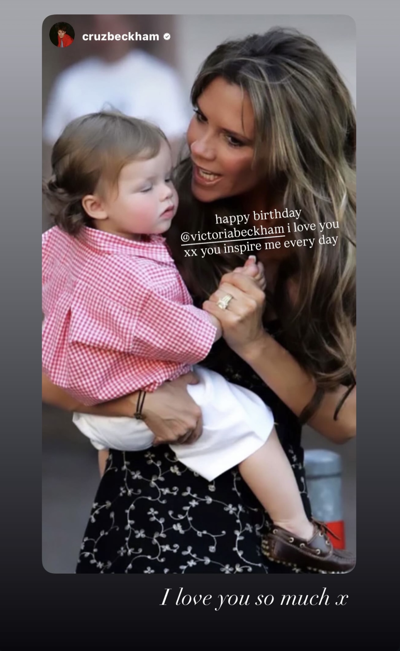 Tiểu thư Harper Beckham xinh đẹp c&ograve;n t&igrave;nh cảm, viết t&acirc;m thư x&uacute;c động mừng sinh nhật mẹ, c&ograve;n Brooklyn lại "mất h&uacute;t"- Ảnh 4.
