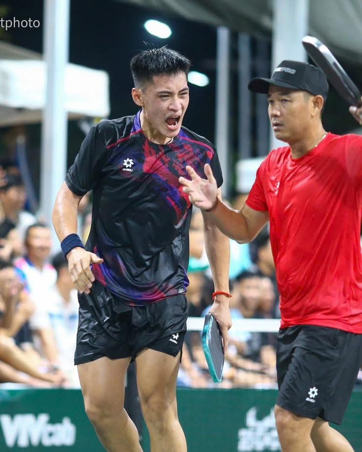 Vinh Hiển - Minh Qu&acirc;n đ&aacute;nh bại L&yacute; Ho&agrave;ng Nam, vỡ o&agrave; cảm x&uacute;c khi v&ocirc; địch giải pickleball Đ&agrave; Nẵng Open 2026- Ảnh 2.