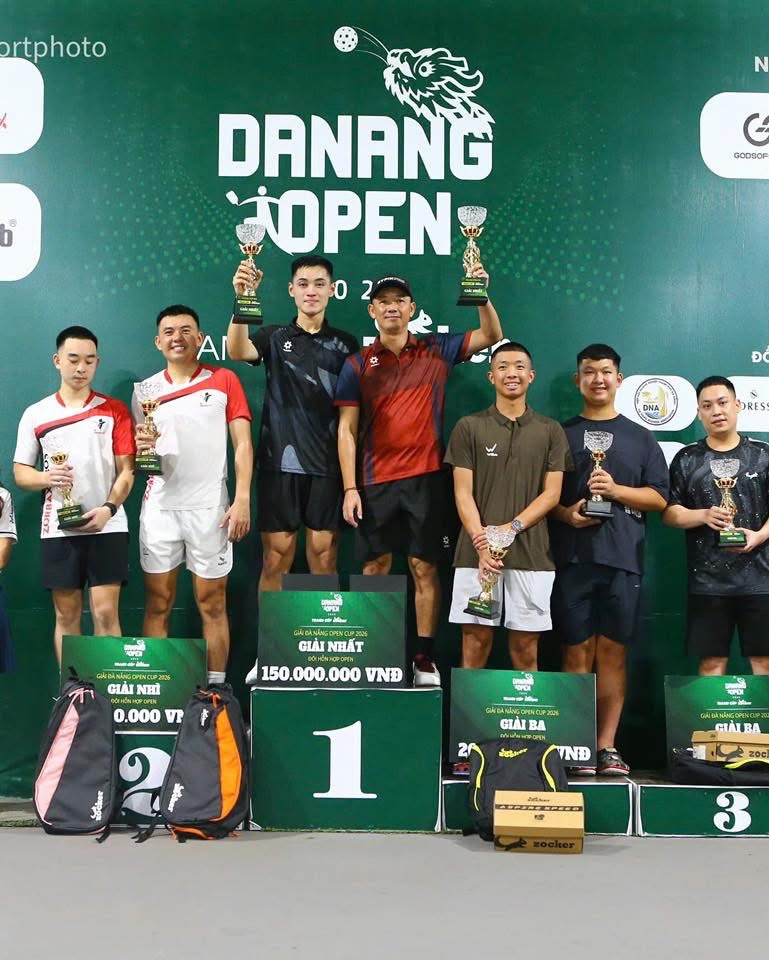 Vinh Hiển - Minh Qu&acirc;n đ&aacute;nh bại L&yacute; Ho&agrave;ng Nam, vỡ o&agrave; cảm x&uacute;c khi v&ocirc; địch giải pickleball Đ&agrave; Nẵng Open 2026- Ảnh 3.