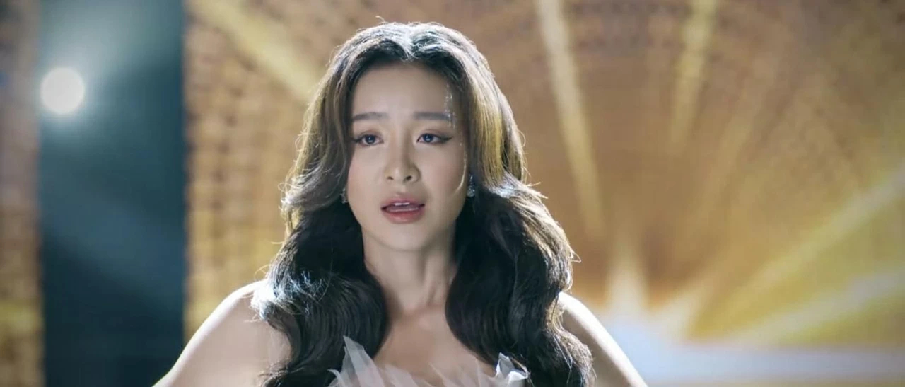 Tội cho Hoa hậu Việt đăng quang m&agrave; chẳng ai th&egrave;m nhớ: Ra đường kh&ocirc;ng một người nhận ra, &Aacute; hậu coi thường ra mặt- Ảnh 2.