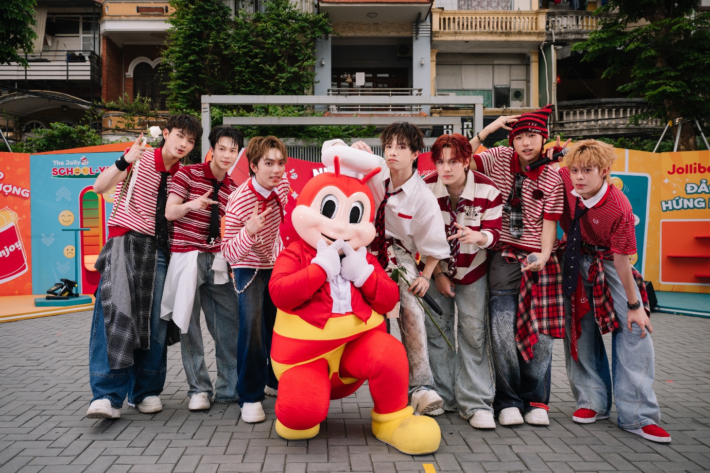 Tin vui cho hệ m&ecirc; g&agrave; r&aacute;n: Jollibee đạt chuẩn FSSC 22000 cho bữa ăn &ldquo;100% niềm vui&rdquo; - Ảnh 1.