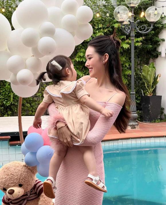 Tiểu thư Vbiz được giấu k&iacute;n bưng nay đ&atilde; lớn cỡ n&agrave;y: Mẹ l&agrave; &Aacute; hậu visual đỉnh, danh t&iacute;nh bố cực b&iacute; ẩn- Ảnh 2.