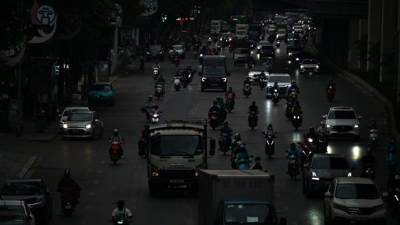 Cảnh tượng hiếm thấy ở H&agrave; Nội l&uacute;c 9h s&aacute;ng - Ảnh 1.